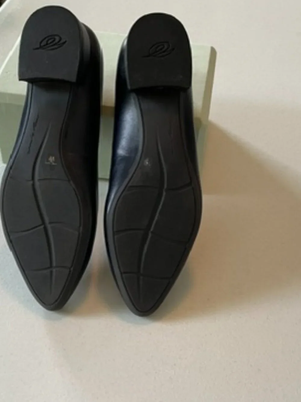 Easy Spirit Leather Flats Navy 8.5  Wide
